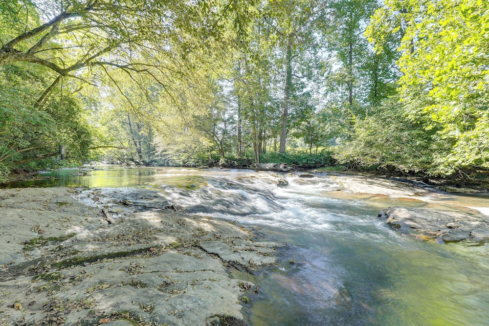 Hiwassee River Gem w/ Huge Decks: Great for Groups