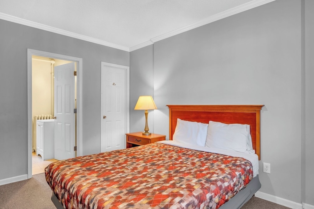 Private Room & Bath Brownstown Near Detroit