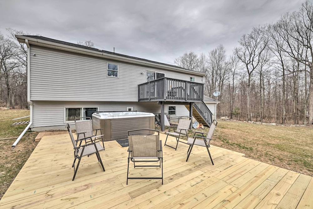 Poconos Vacation Rental w/ Hot Tub, 7 Mi to Skiing view 4