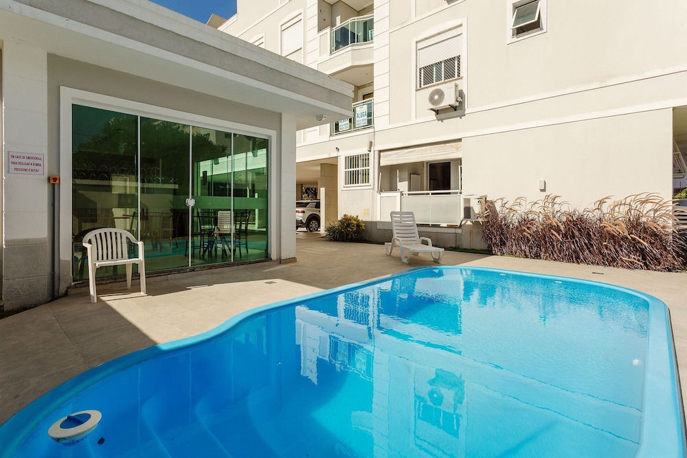 Apto espaçoso com piscina 750m da praia | CHR025
