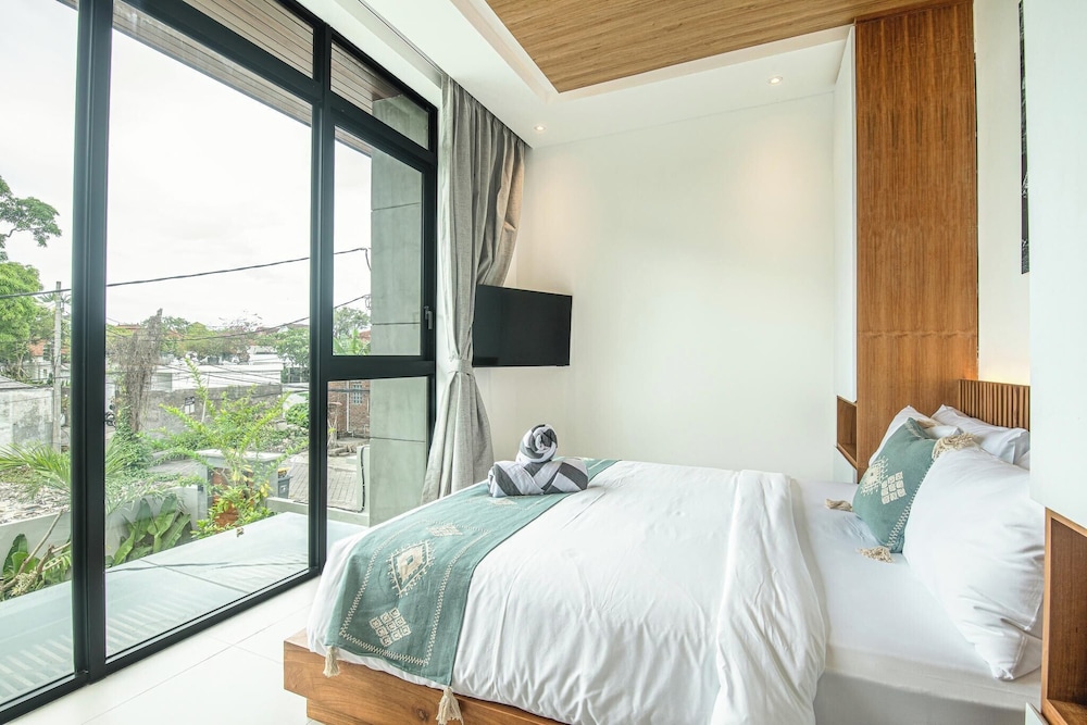 Luxury 5BR Retreat, 400m From Café Del Mar Shore
