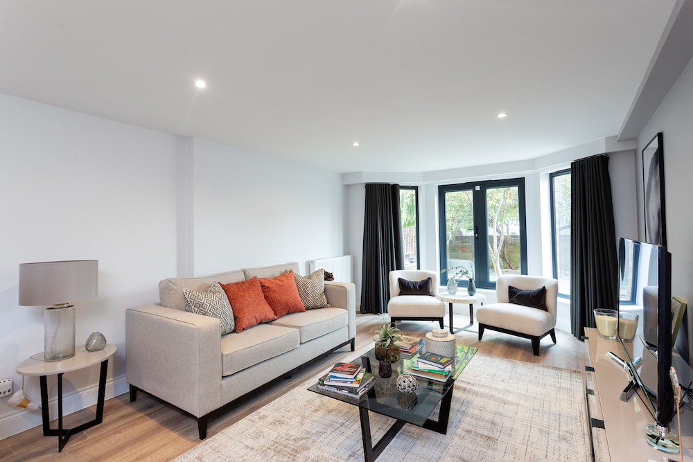 The Carlyle - Elegant Serviced Apartments