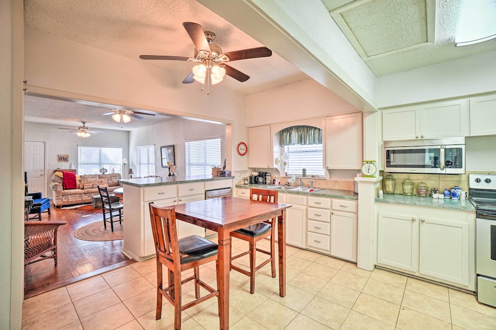 4 Miles to Lake Jacksboro: Cozy Texas Cottage