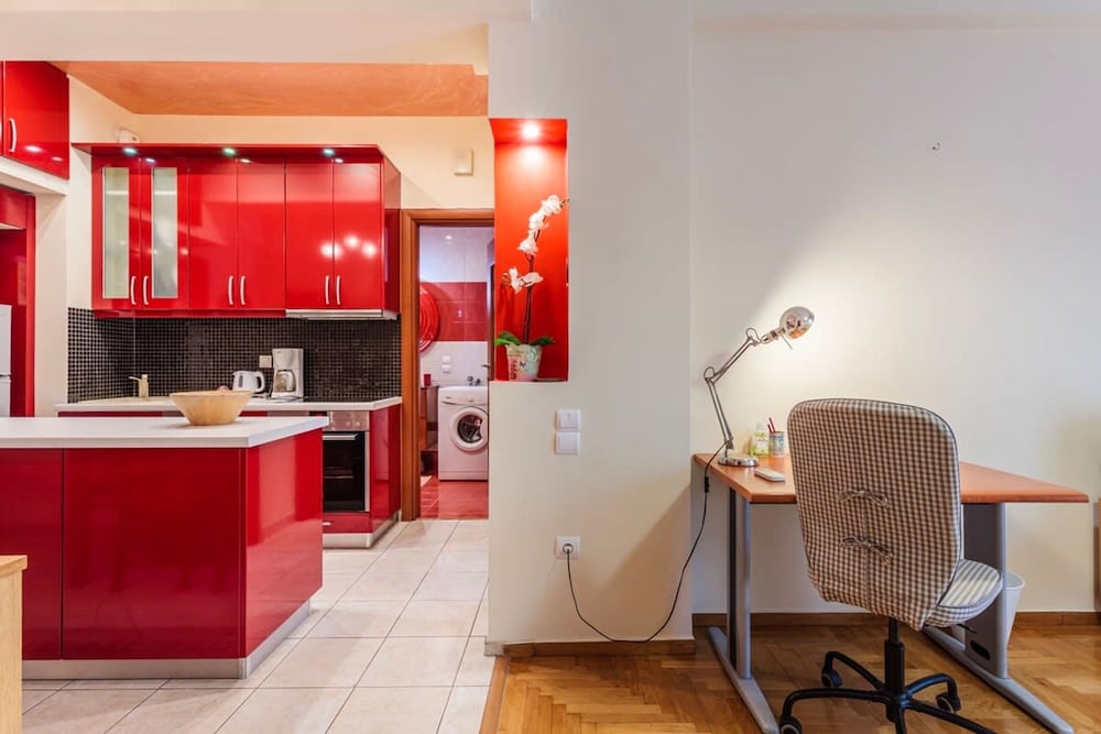 Athens Strawberry Hideaway - City Chic Retreat
