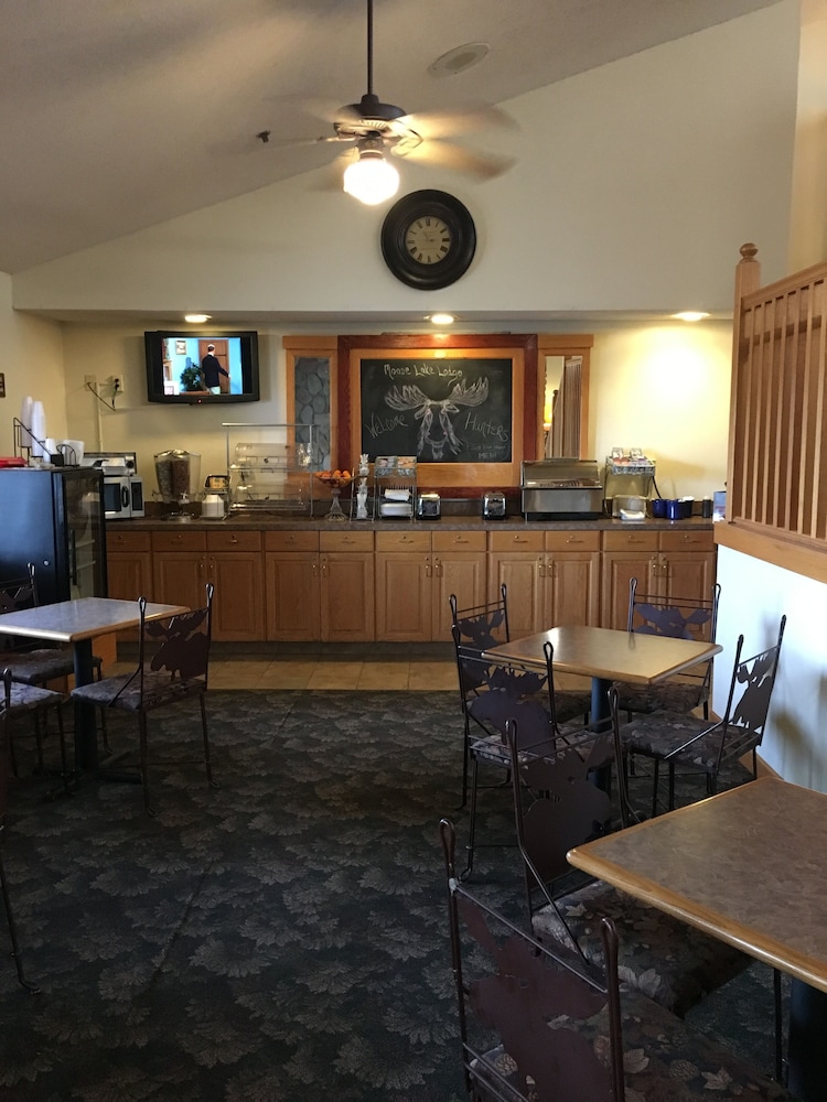 Moose Lake Lodge & Suites