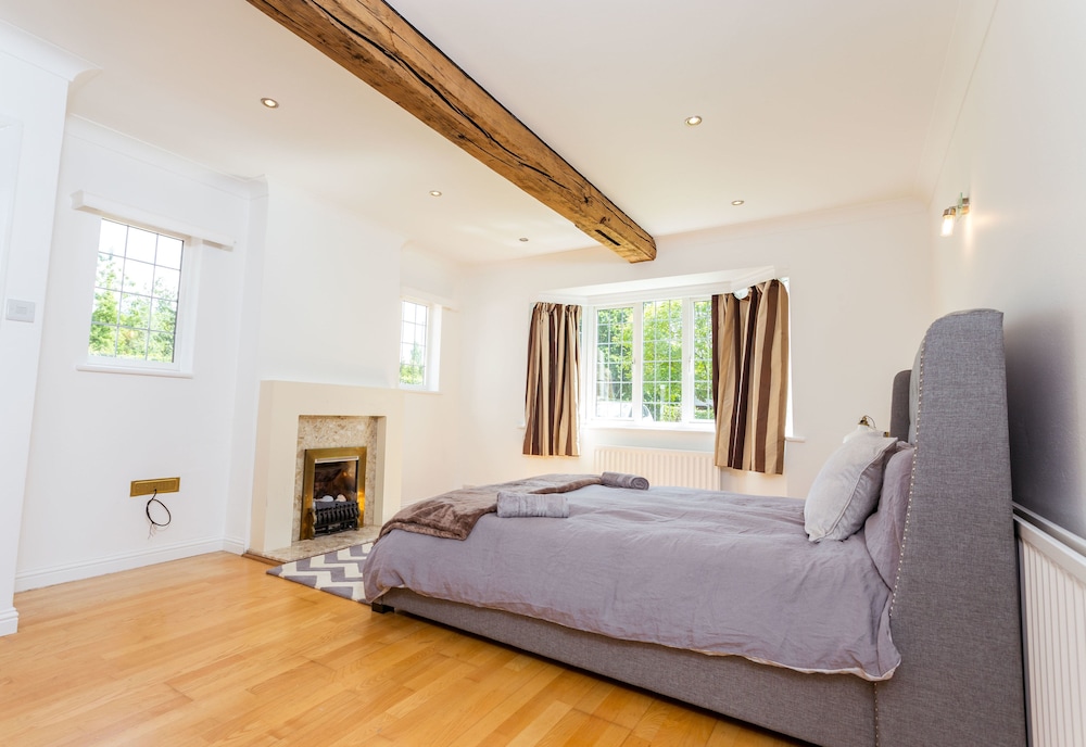The Queen Edith Place - Lovely 6BDR Home in Secluded Neighbourhood