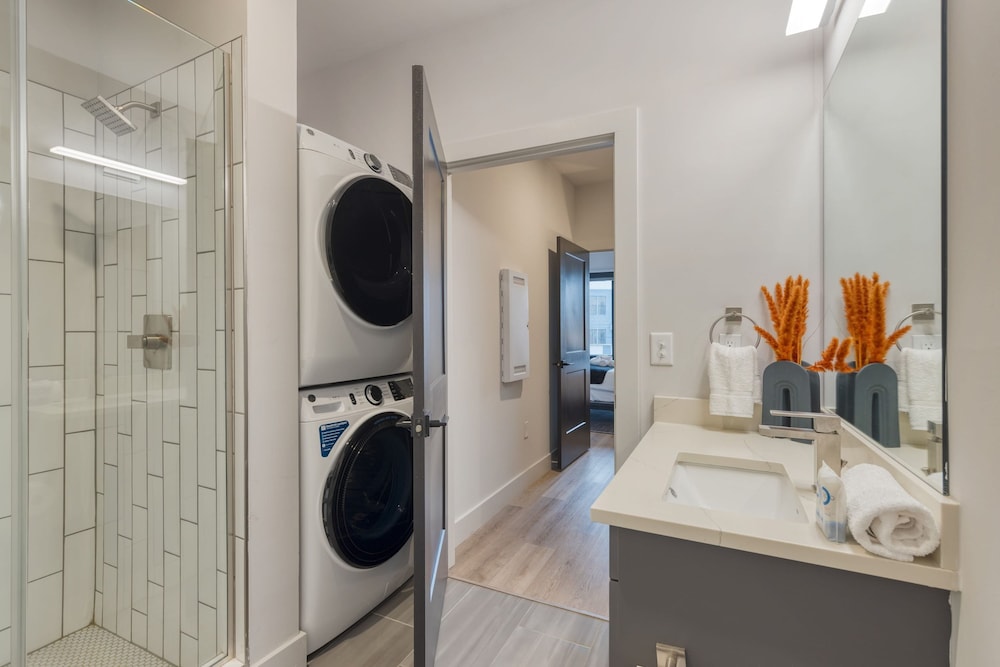 Wonderstruck Walkable Midtown Location at Odyssey Pool BBQ Fitness Room