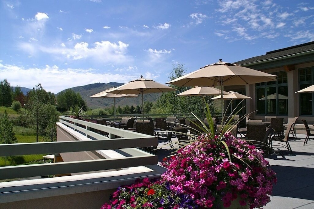 Bonne Vie 2247 Sunny & Spacious 4 Bedroom Condo in the Heart of Elkhorn Village