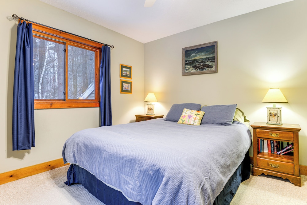 7 Mi to Mt Snow Resort: Family Home w/ Fire Pit!