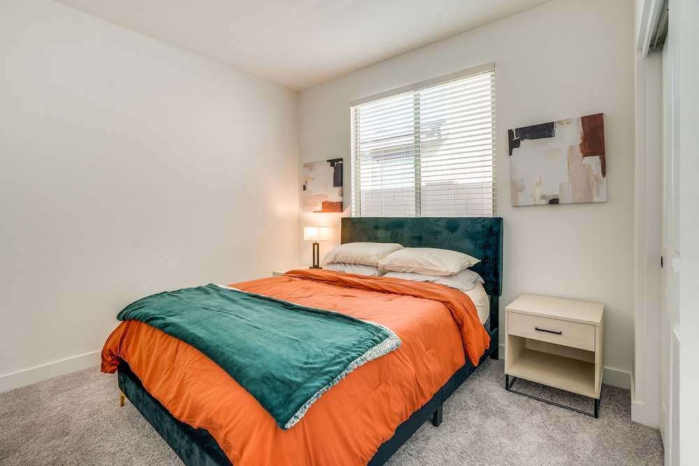 5 Mi to Westgate: Newly Built Glendale Home