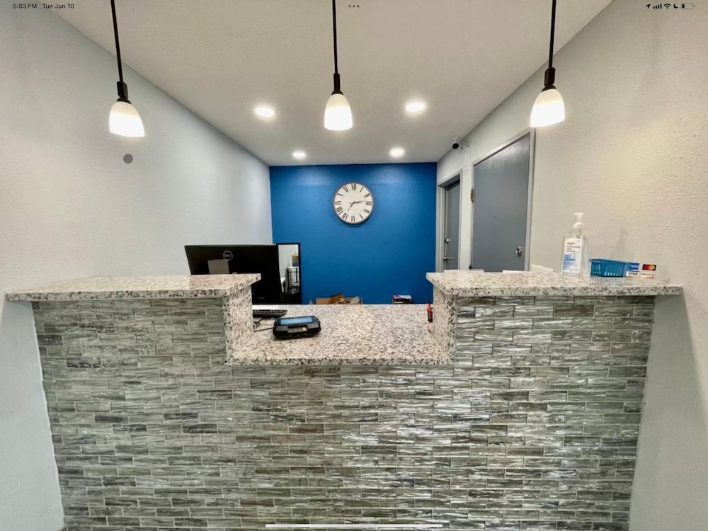 Lamoni Inn & Suites