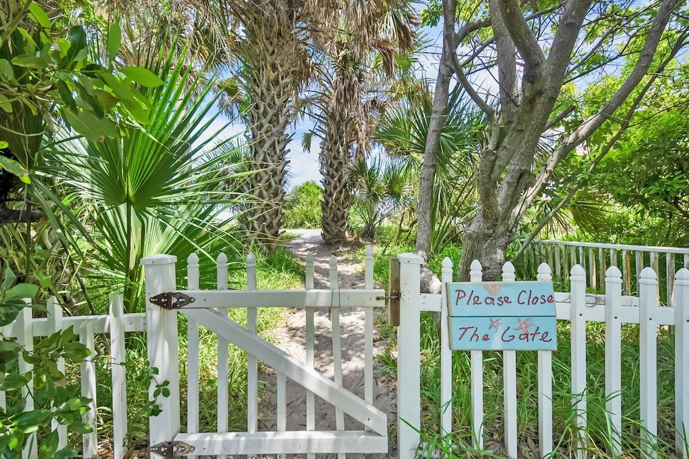 Heated Pool Tiki Lounge Steps to Beach Games