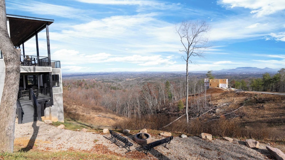 Luxury Group Retreat w/ Indoor Pool, Arcade & 56-mile Views Grand Vista Retreat