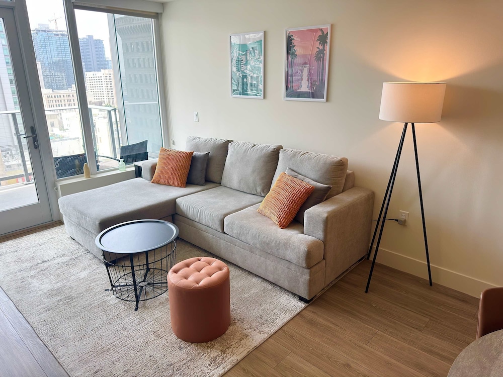 NEW Upscale Downtown San Diego Stay Queen Bed Pool Sauna