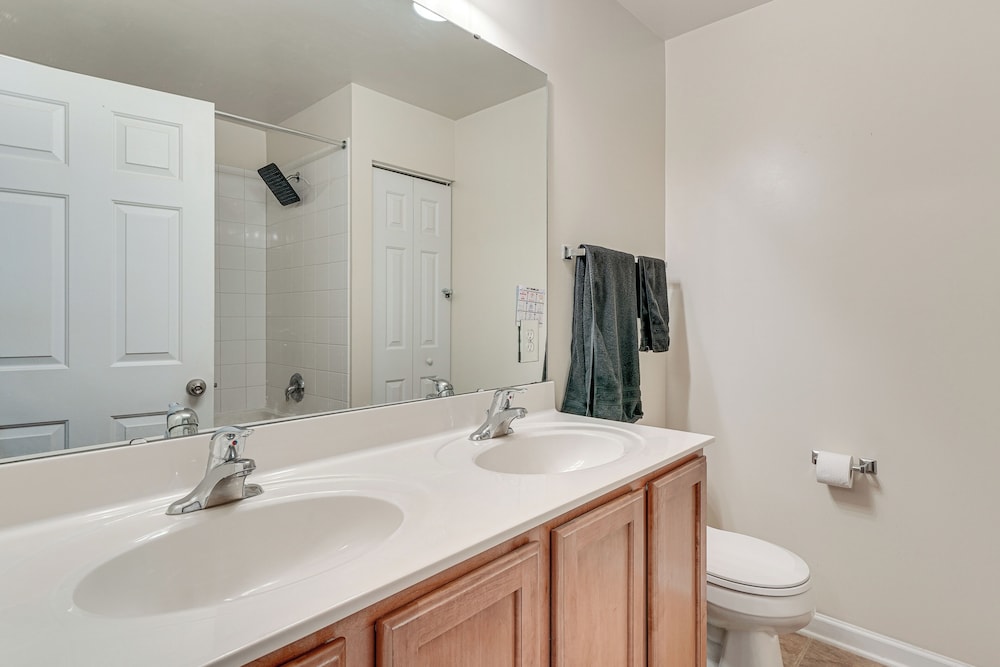 6 Mi to Dtwn Raleigh: Townhome w/ Fenced Patio!