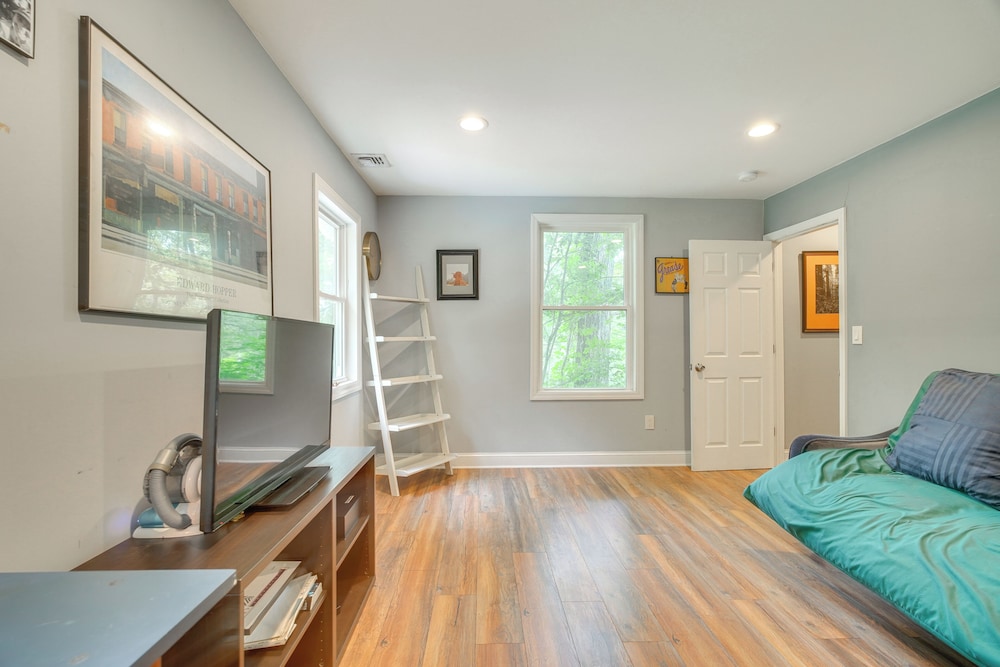 Walk to Putnam Lake: Updated Home w/ Deck