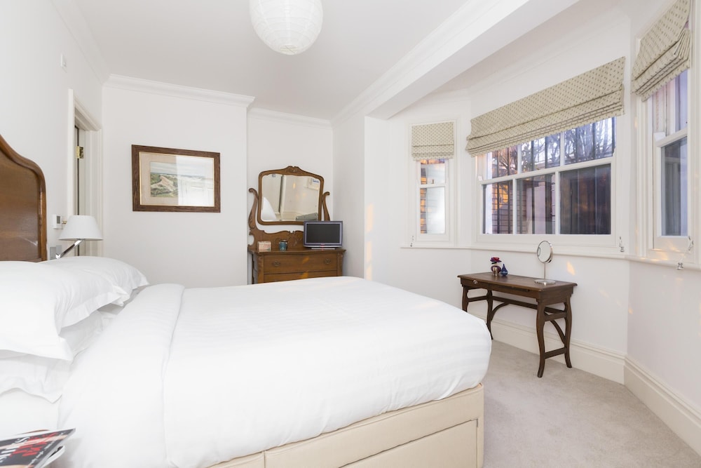 Warwick Gardens II by Onefinestay
