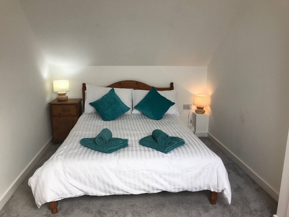Beautiful Refurbished Home - Short Walk to the Beach view 5