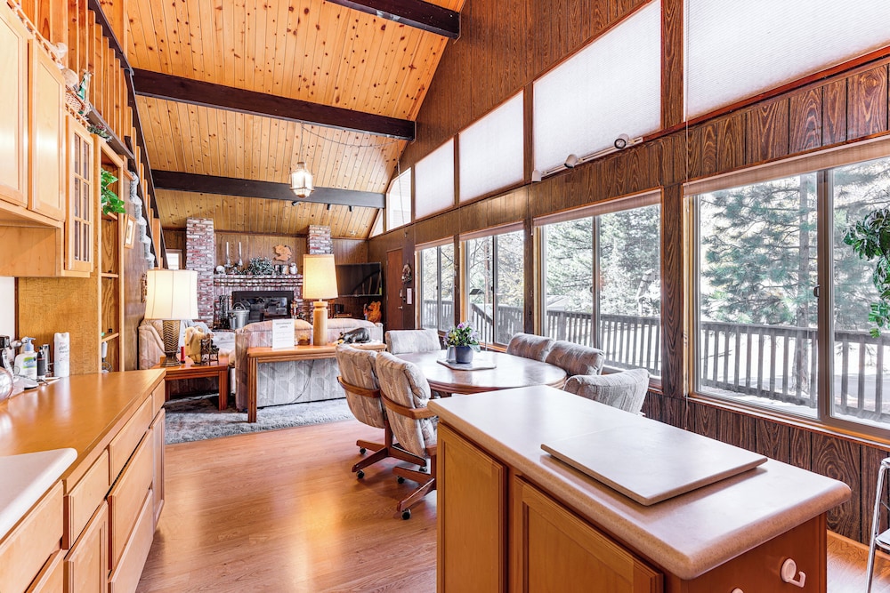 1 Mi to Skiing & Hiking: Big Bear Cabin