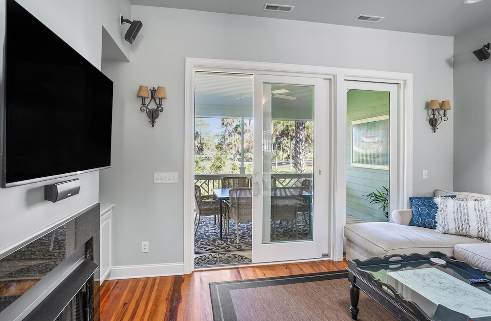 Tasteful 2 Story 4 Bedroom, 4 Bath Home! New on Rental Program, Sleeps 12!