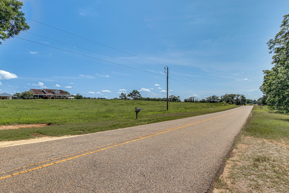 BBQ Ready: Farm-style Kinston Hideaway w/ Pool