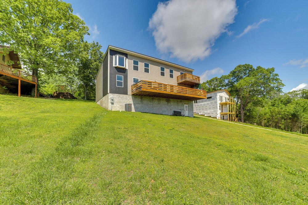Lake Taneycomo Views: Family-friendly Cabin!