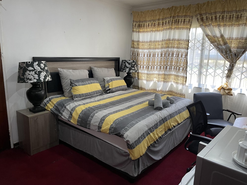 Remarkable 5-bed House in Springs & Nigel