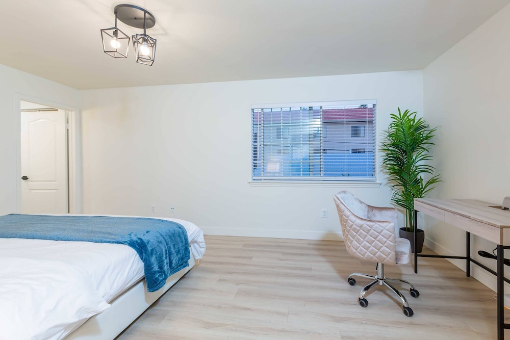 Not Affected by the Fire/elegant Pasadena Retreat Prime Comfort Awaits