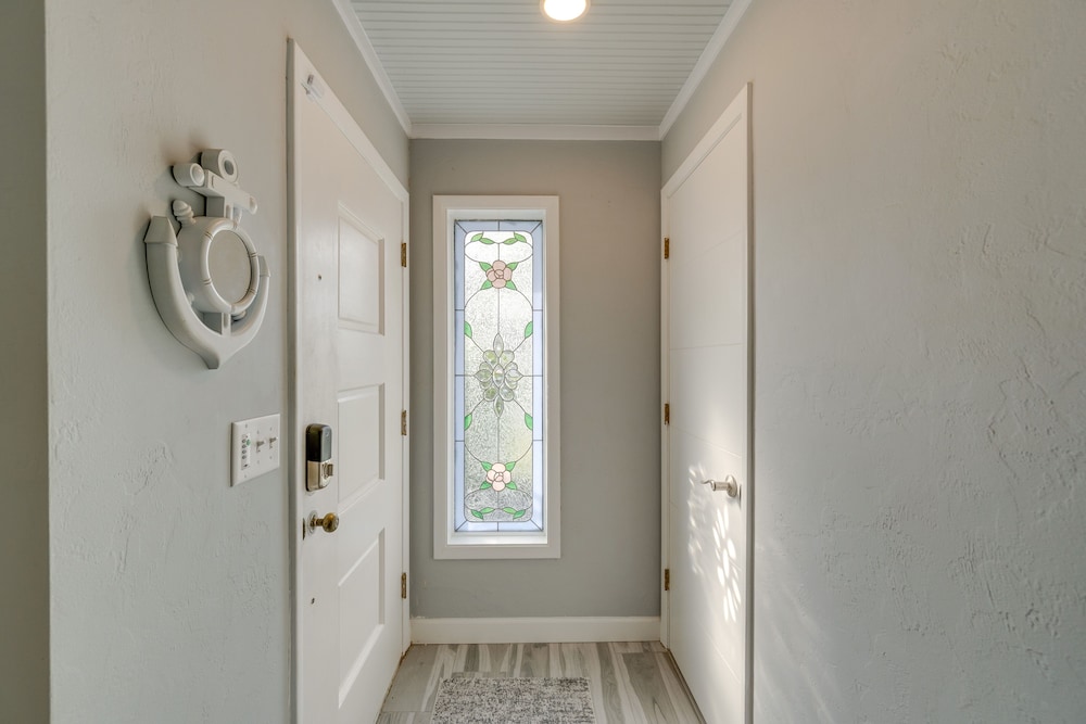 Sarasota Home w/ Pool: 4 Mi to Siesta Key Beach!