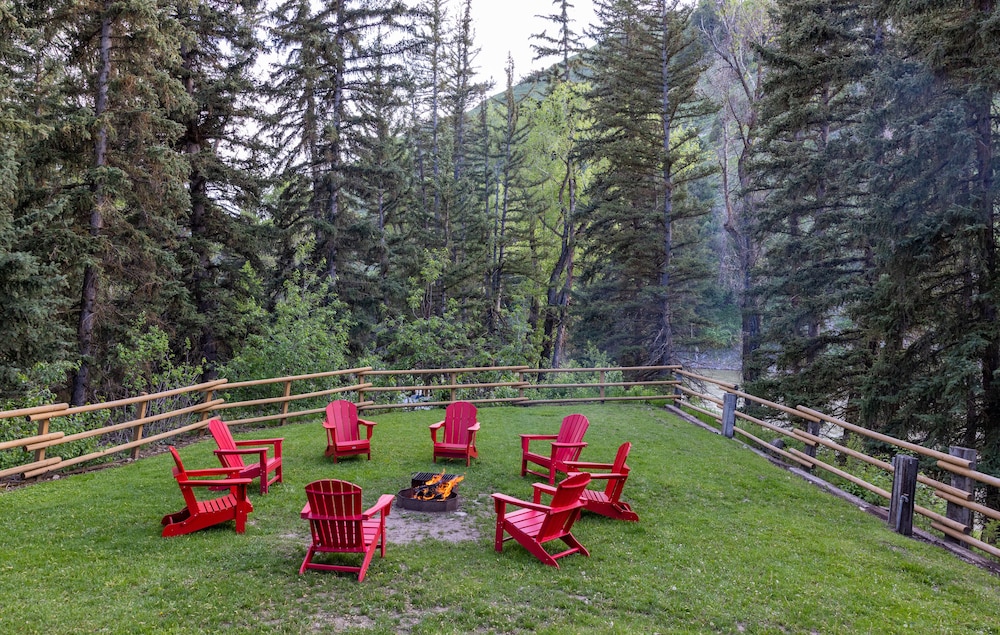 Snake River Cabin Village