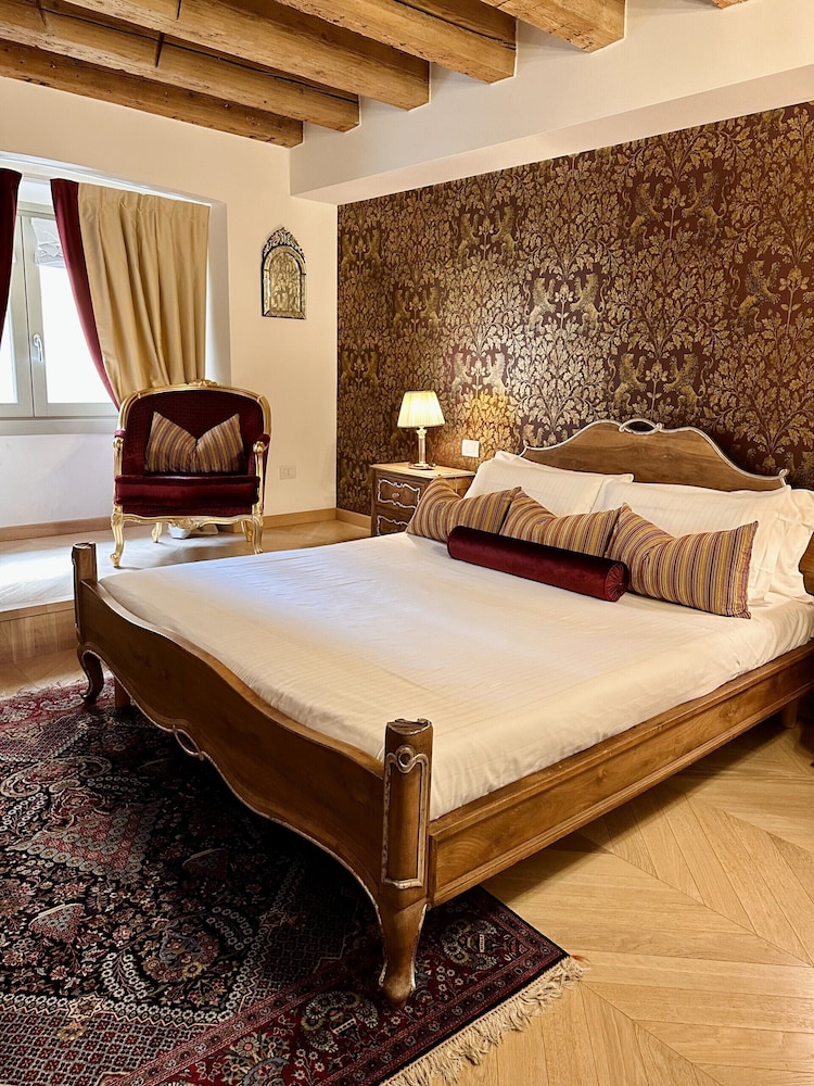 The Ambassador Apartment photo 4