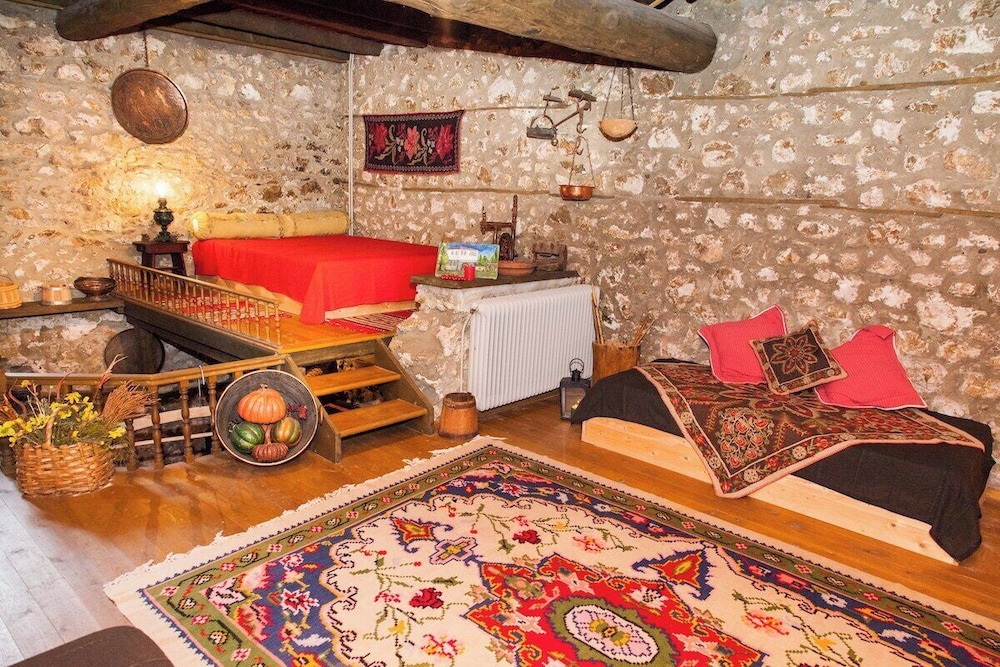 260m2 Unique Mountain House in Lilea Parnasos