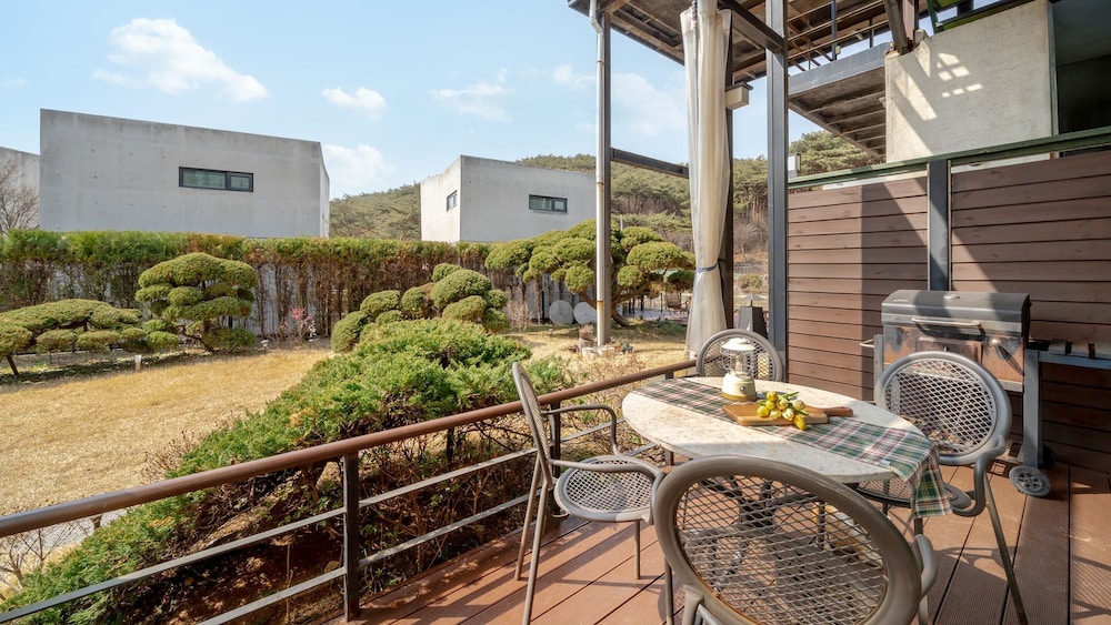 Taean Anmyeondo Bohemia Village Pension