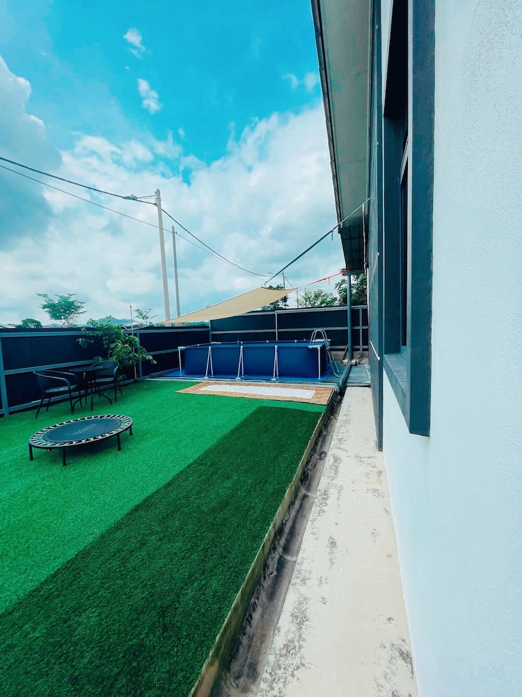 Spacious Family Homestay in Durian Tunggal With Private Pool