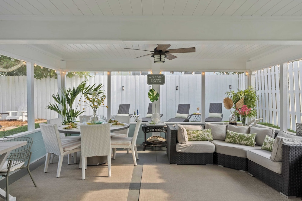 Newly Renovated! 2-min Walk to the Beach The Coastal Cottage by Avantstay
