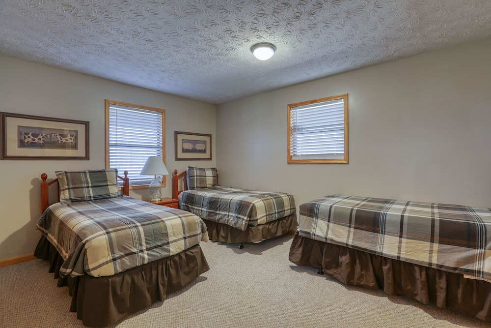 Into the Wild - 2 Bedrooms, 3 Baths, Sleeps 6 Home by RedAwning