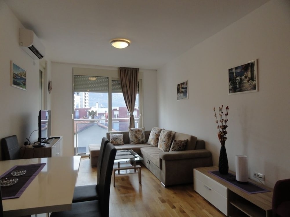 Center Apartment C 25 view 5