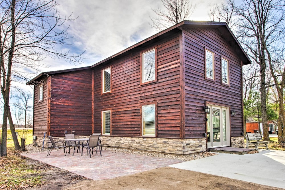 Remote Retreat: Cozy Home w/ Big Pine Lake Access!