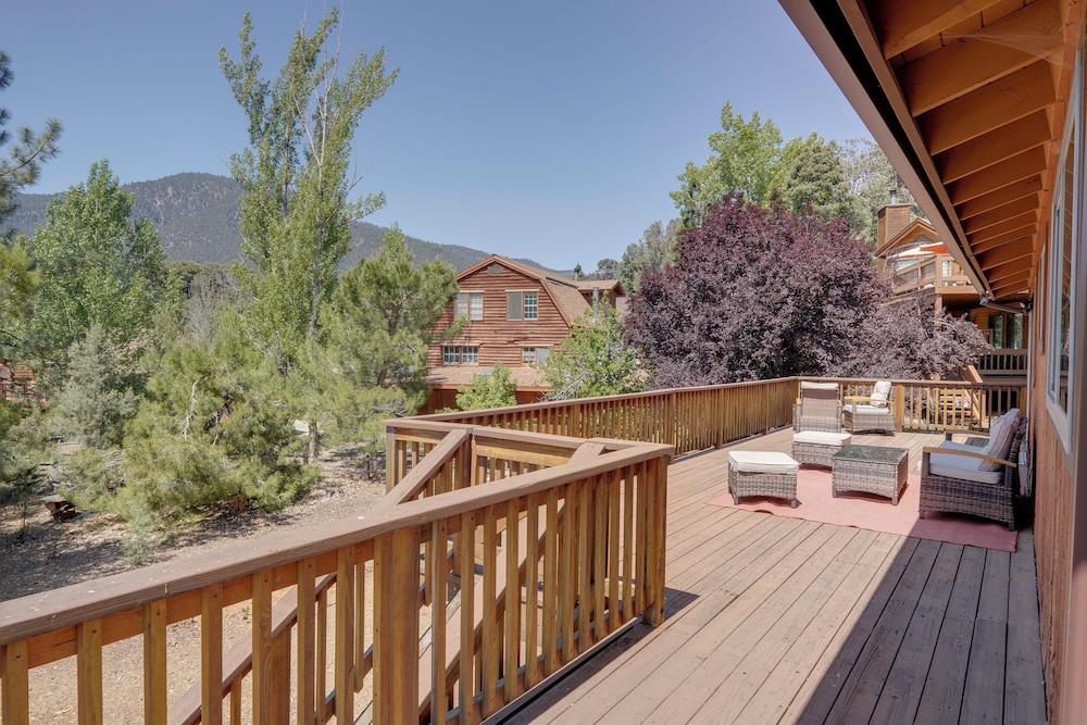 Mountain-view Haven w/ Deck in Pine Mountain Club