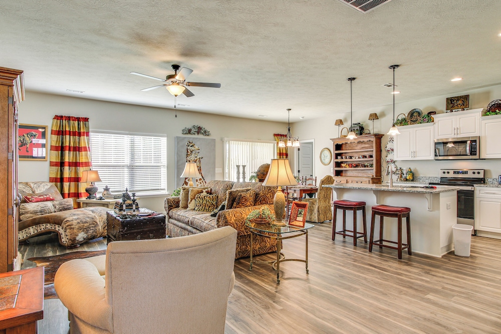 2 Mi to Steeplechase Racecourse: Stylish Aiken Gem