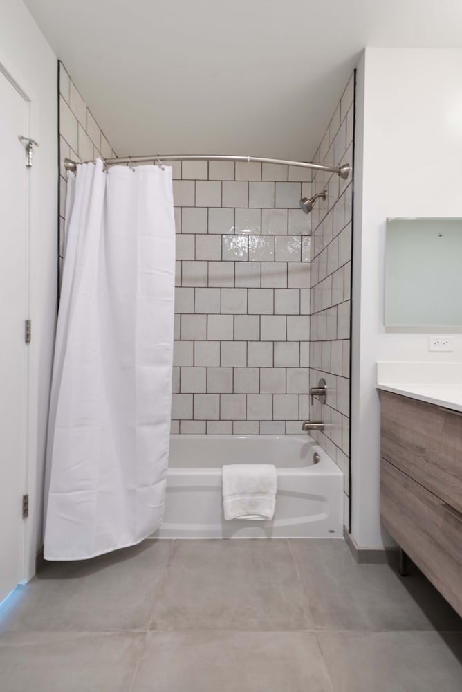 Mag Mile Retreat Stunning Views High-end 2BR