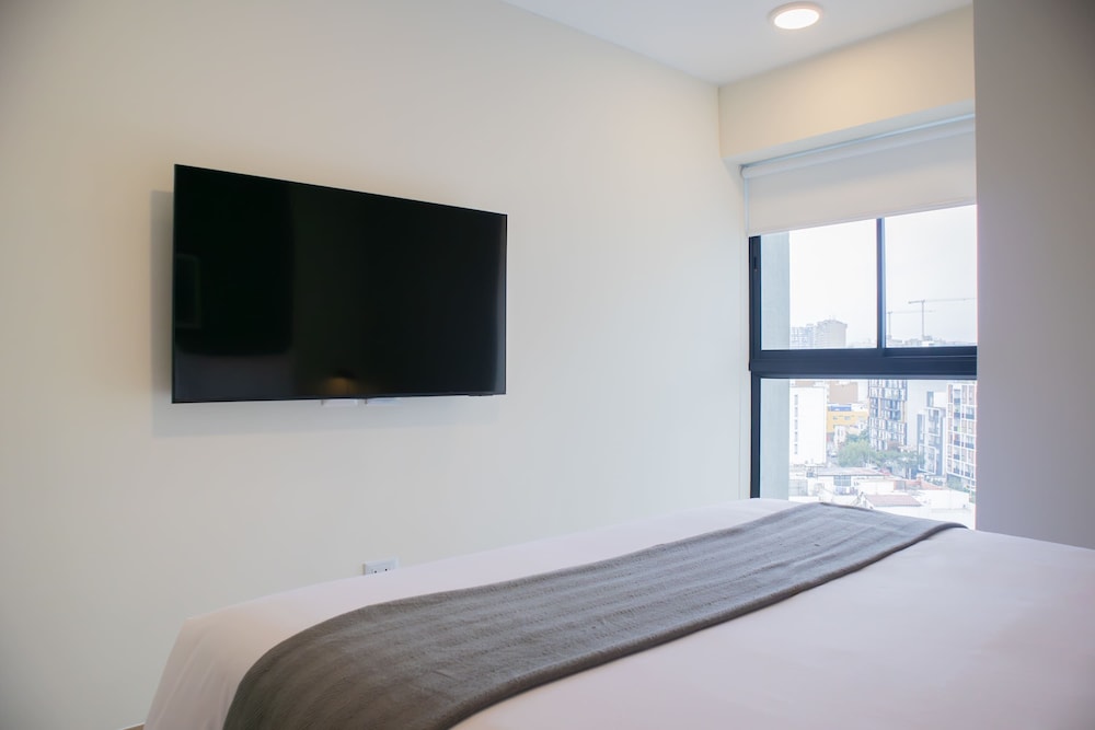 w Charming 2BR w Balcony in Miraflores