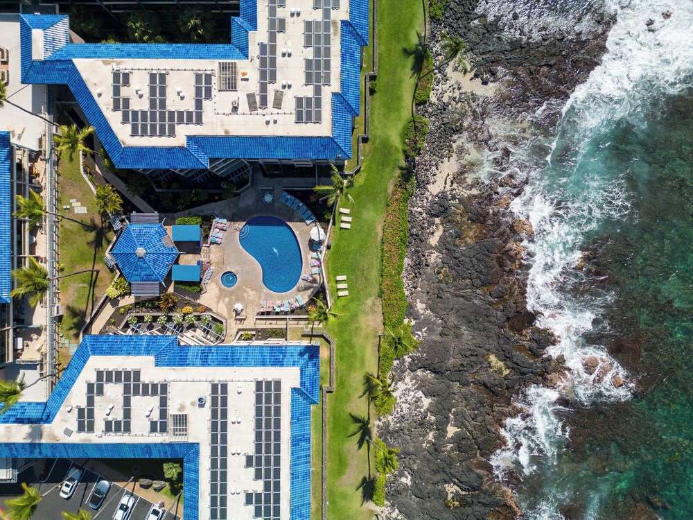Kona Reef F2 Charming Oceanfront Condo for 4!