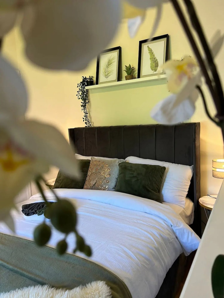 Beautiful 4 Bed House in Sheffield view 3
