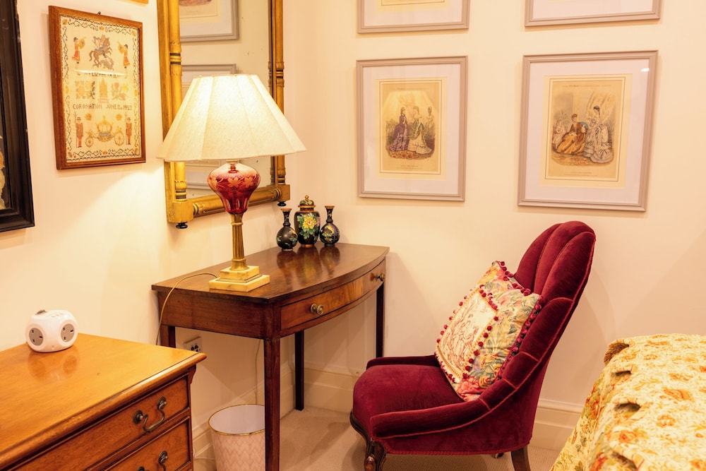 Large 4-bed 8-guests W/patio 1841 House Paddington