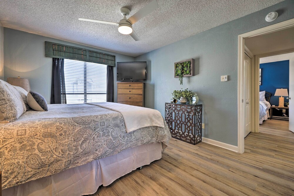 Waterfront Condo With Balcony Dock Access - Property Image 31