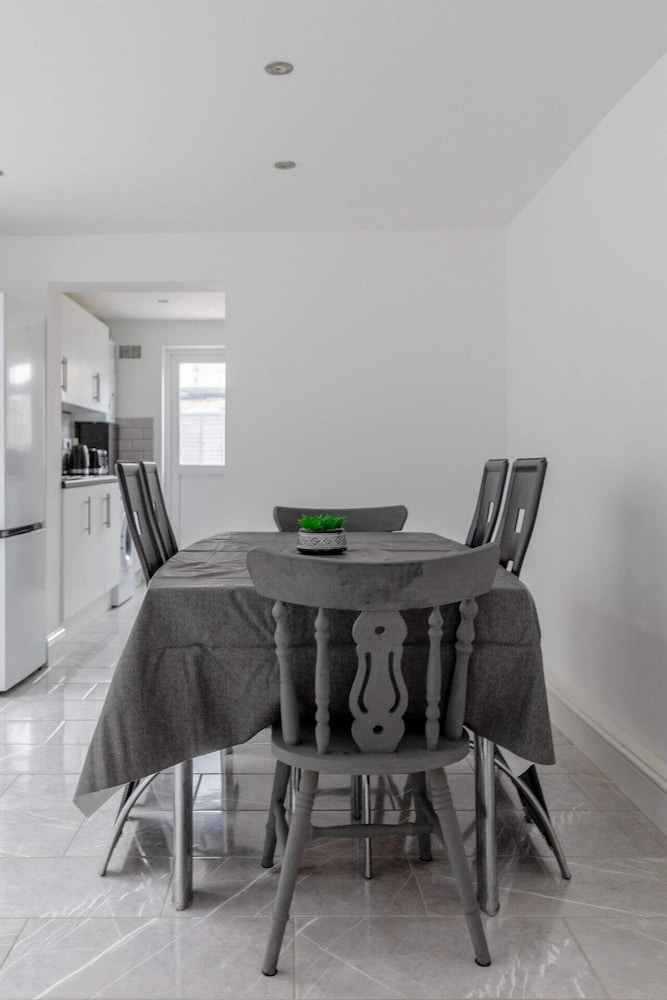 Spacious & Newly Renovated 4BD House East Ham!