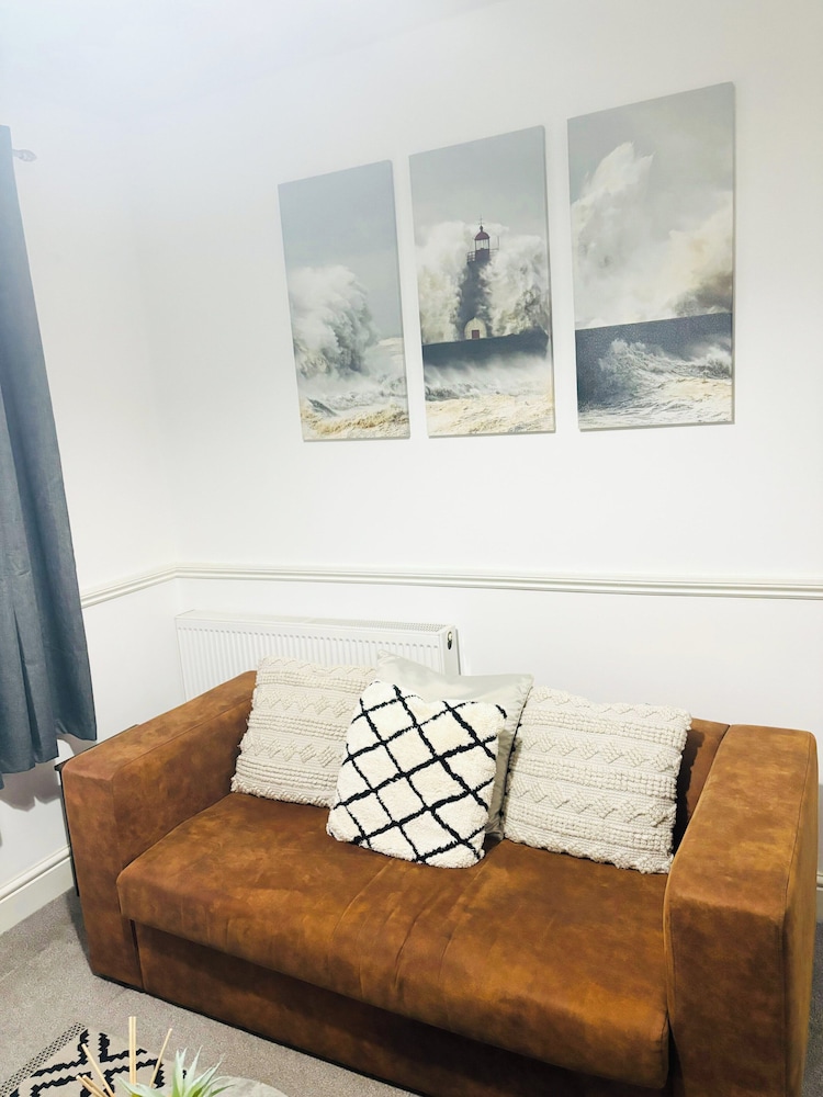 Convenient Home - Sleeps 6 - Parking - Garden