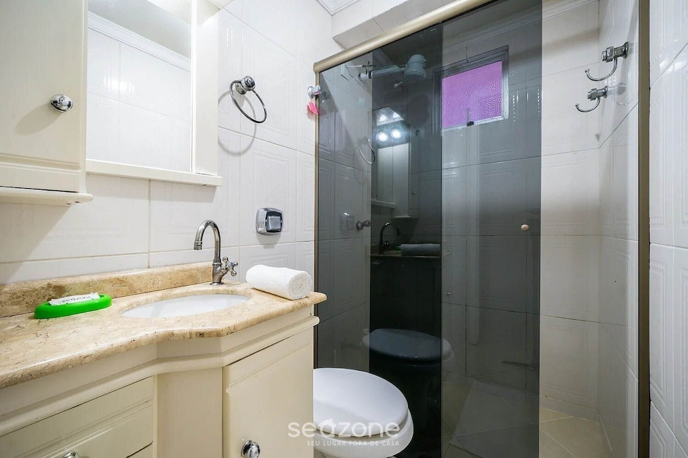 2 Bedroom apt 100m From th Central Beach BC Edg402