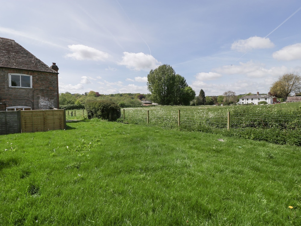 2 Court Farm
